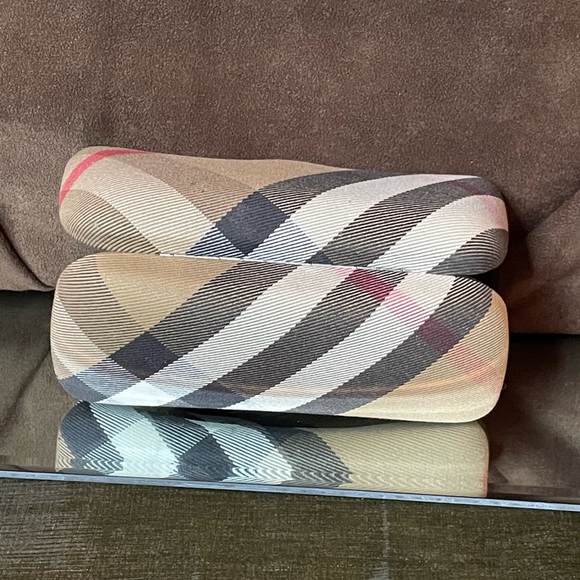 Authenticated: Burberry sunglasses and case - Picture 11 of 13